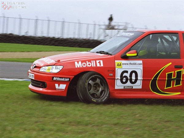 Simon Harrison loses a wheel